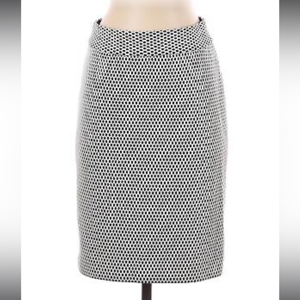 Banana Republic Black and White Textured Pencil Skirt Size 4 Petite (4P)